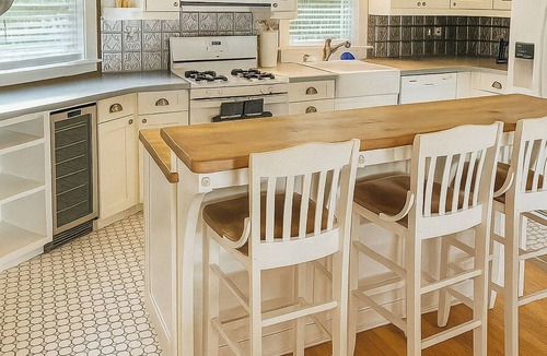 New Haven House | Beautiful cozy home w jacuzzi & dock for boat