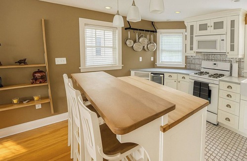 New Haven House | Beautiful cozy home w jacuzzi & dock for boat