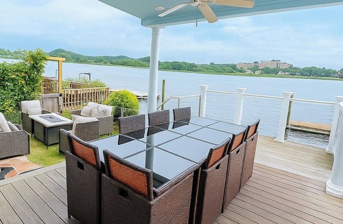 New Haven House | Beautiful cozy home w jacuzzi & dock for boat