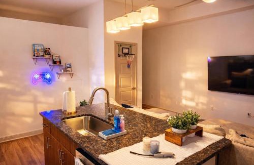 Las Colinas Apartment | Beautiful Cozy Suite | Gym & Pool | DART Access