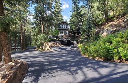 Evergreen Cottage | Beautiful Creekside Cabin, Hot Tub, No Pets, near Red Rocks, King Bed, Licensed!