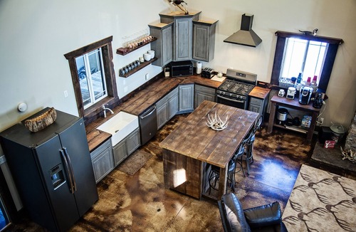 Kasbeer House | Beautiful Custom Built Lodge (4,600 SQ FT)