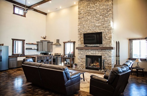 Kasbeer House | Beautiful Custom Built Lodge (4,600 SQ FT)