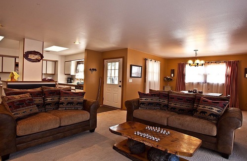 Broadmoor Cabin | Beautiful deck DIRECTLY on CREEK! CENTRAL AIR Walk to the Broadmoor