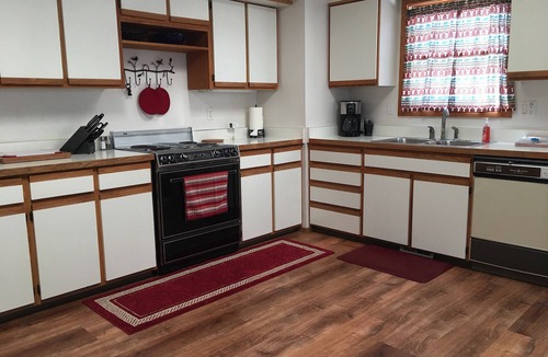 Broadmoor Cabin | Beautiful deck DIRECTLY on CREEK! CENTRAL AIR Walk to the Broadmoor