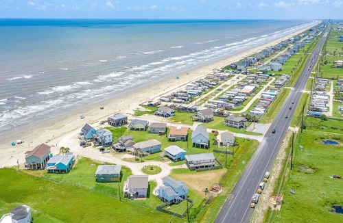 Acapulco Village House | Beautiful, Dog-Friendly, Beachfront Home w/ Free WiFi, AC, & Washer/Dryer