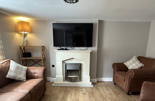 Laugharne Apartment | Beautiful double fronted Welsh cottage with hot tub