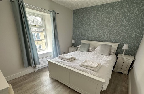 Laugharne Apartment | Beautiful double fronted Welsh cottage with hot tub