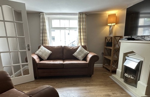 Laugharne Apartment | Beautiful double fronted Welsh cottage with hot tub