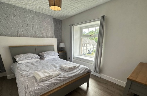 Laugharne Apartment | Beautiful double fronted Welsh cottage with hot tub