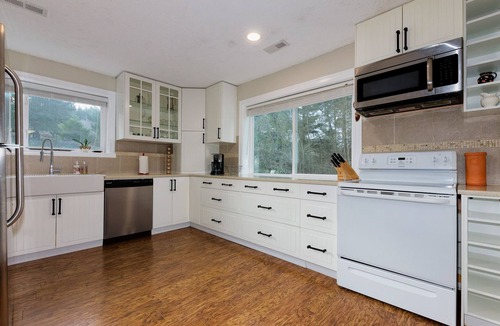 Gaston House | Beautiful Downstairs with Theater in Heart of Premiere Oregon Wine Country