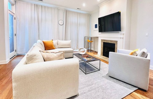 West Loop Apartment | Beautiful Downtown 3BR with Free Parking