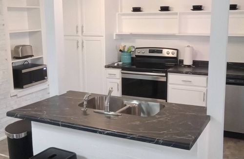 New London Apartment | Beautiful Downtown Apartment Near Entertainment and Dining