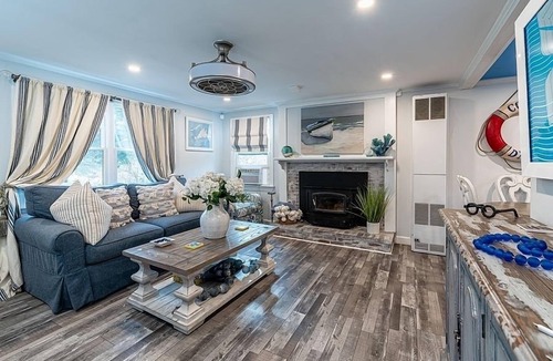 Lagoon Heights House | Beautiful downtown Oak Bluffs!