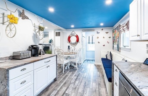 Lagoon Heights House | Beautiful downtown Oak Bluffs!