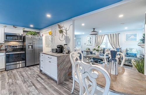 Lagoon Heights House | Beautiful downtown Oak Bluffs!