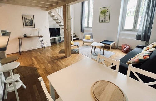 Guilhemery Apartment | Beautiful Duplex Near Downtown