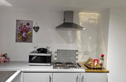 Harehills Apartment | Beautiful En-suite Studio in Leeds -lower Floor