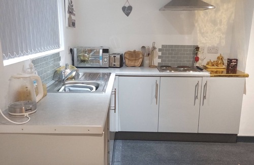 Harehills Apartment | Beautiful En-suite Studio in Leeds -lower Floor