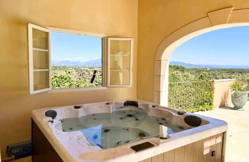 Lagarde Pareol Villa | Beautiful escape