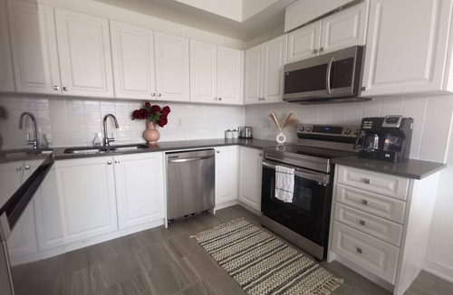 Barrie Villa | Beautiful Estate in the Heart of Barrie, 7mins to Lakeshore