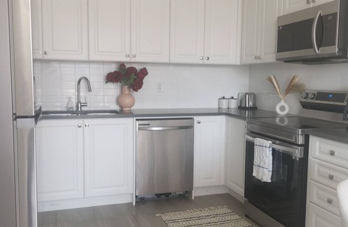 Barrie Villa | Beautiful Estate in the Heart of Barrie, 7mins to Lakeshore
