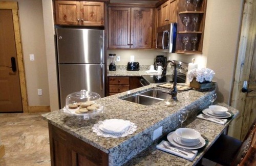 Gatlinburg Resort | BEAUTIFUL FAMILY SIZE CONDO WITH DECK, 2 BEDROOMS & 2 BATHROOM