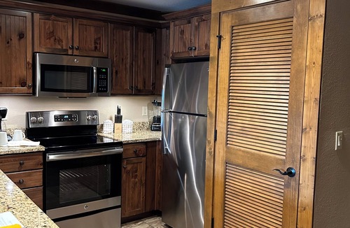Gatlinburg Resort | BEAUTIFUL FAMILY SIZE CONDO WITH DECK, 2 BEDROOMS & 2 BATHROOM