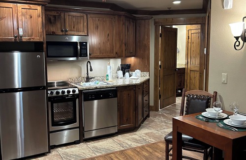 Gatlinburg Resort | BEAUTIFUL FAMILY SIZE CONDO WITH DECK, 2 BEDROOMS & 2 BATHROOM