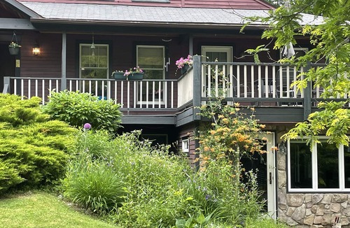 Stockbridge House | Beautiful Farm House Near Family Ski Mountains And Other Fun Winter Activities