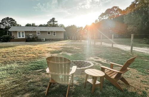 Henderson House | Beautiful Farm Stay with Private Pickleball Court near Kerr Lake, North Carolina