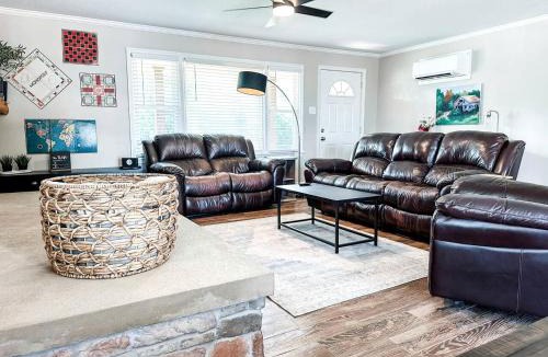 Henderson House | Beautiful Farm Stay with Private Pickleball Court near Kerr Lake, North Carolina