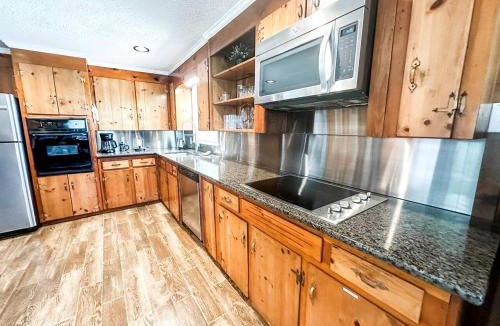 Henderson House | Beautiful Farm Stay with Private Pickleball Court near Kerr Lake, North Carolina
