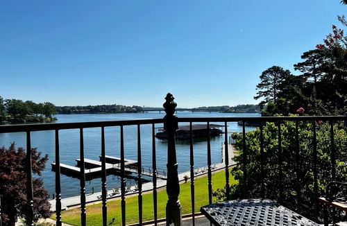 Lake Hamilton House | Beautiful Farmhouse on Lake Hamilton