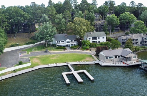 Lake Hamilton House | Beautiful Farmhouse on Lake Hamilton