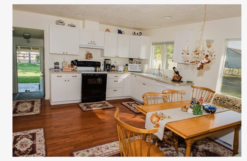 Finley House | Beautiful Farmhouse in Parklike Setting