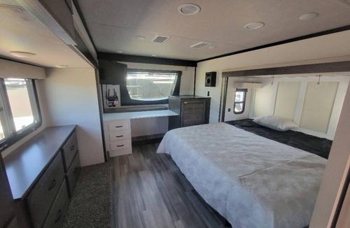 Isleton House | Beautiful fifth wheel by the river