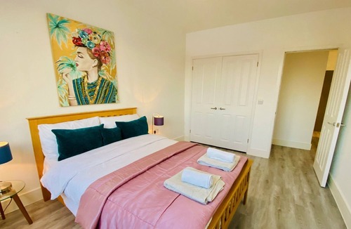 Woking Apartment | Beautiful Flat In Woking Central