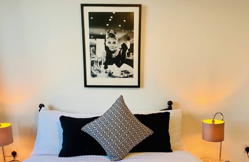 Woking Apartment | Beautiful Flat In Woking Central