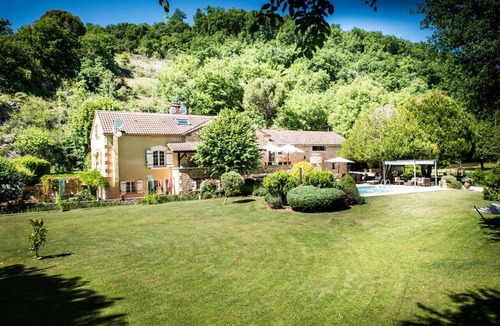 Sauveterre-la-Lemance Villa | Beautiful Country Home in Large Grounds with Woods Leat and Heated Swimming Pool