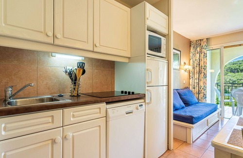 Six-Fours-les-Plages Apartment | Beautiful apartment for 6 guests with pool, WIFI, TV, terrace and pets allowed