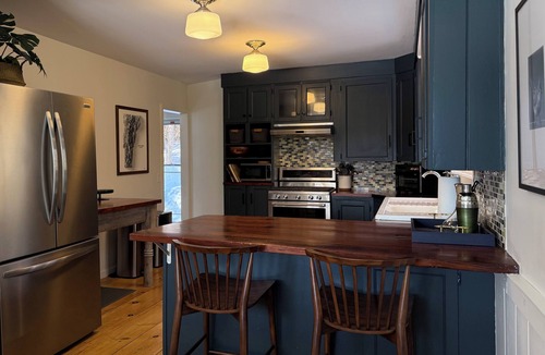 Stratton House | Beautiful Freshly Renovated 3/4 Br with Work Stations