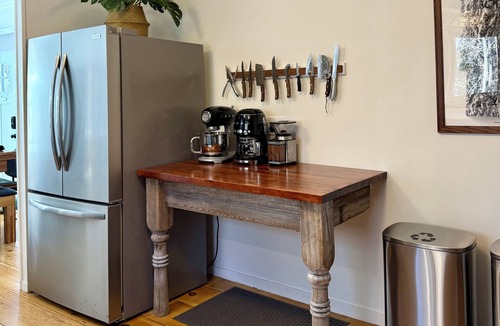 Stratton House | Beautiful Freshly Renovated 3/4 Br with Work Stations