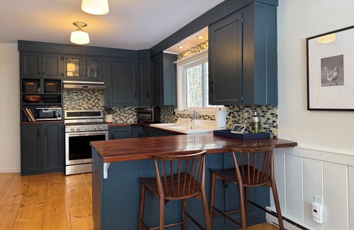 Stratton House | Beautiful Freshly Renovated 3/4 Br with Work Stations