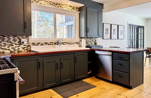 Stratton House | Beautiful Freshly Renovated 3/4 Br with Work Stations