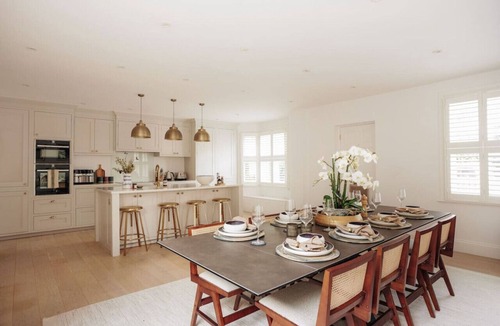 Parsons Green and Walham House | Beautiful Fulham Townhouse with a bar & pool table