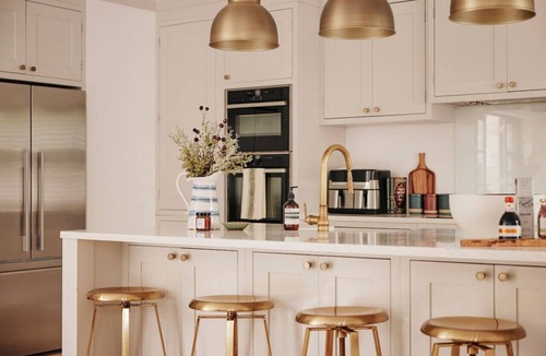 Parsons Green and Walham House | Beautiful Fulham Townhouse with a bar & pool table