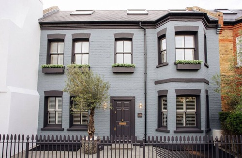 Parsons Green and Walham House | Beautiful Fulham Townhouse with a bar & pool table