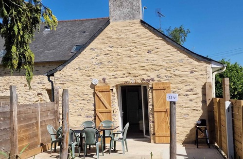 Saint-Berthevin House | Beautiful fully renovated stone house 15V