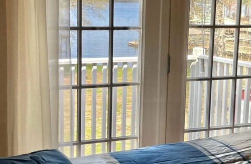 Benton House | Beautiful fully furnished lakefront house